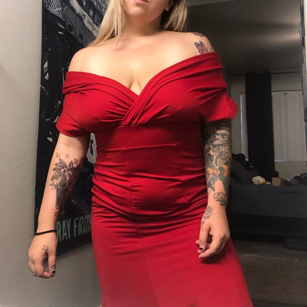 ❤STUNNING RED OFF THE SHOULDER GOWN❤